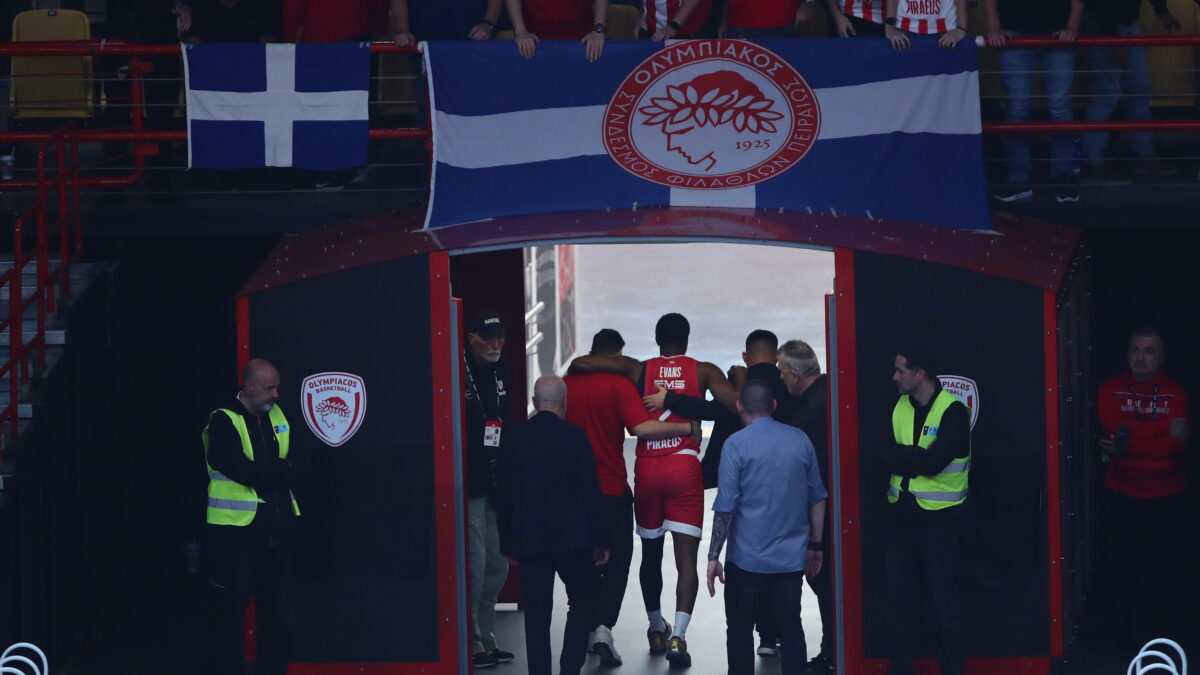 Ο Κίναν Έβανς αποχωρεί τραυματίας από το ΣΕΦ (ΑΡΓΥΡΩ ΑΝΑΣΤΑΣΙΟΥ