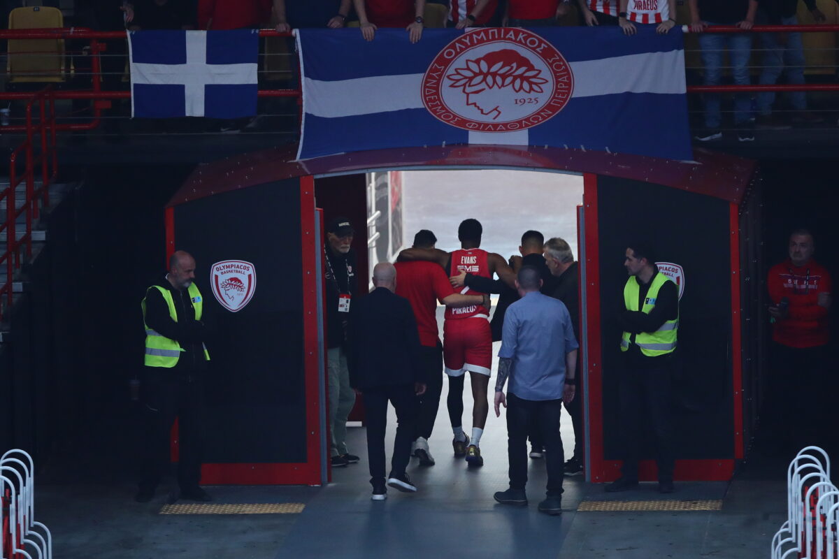 Ο Κίναν Έβανς αποχωρεί τραυματίας από το ΣΕΦ (ΑΡΓΥΡΩ ΑΝΑΣΤΑΣΙΟΥ