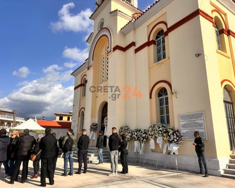 Οδύνη στην κηδεία του 19χρονου που σκοτώθηκε στη Ρόδο: Τον αποχαιρετούν με στρατιωτικό άγημα και λευκά τριαντάφυλλα