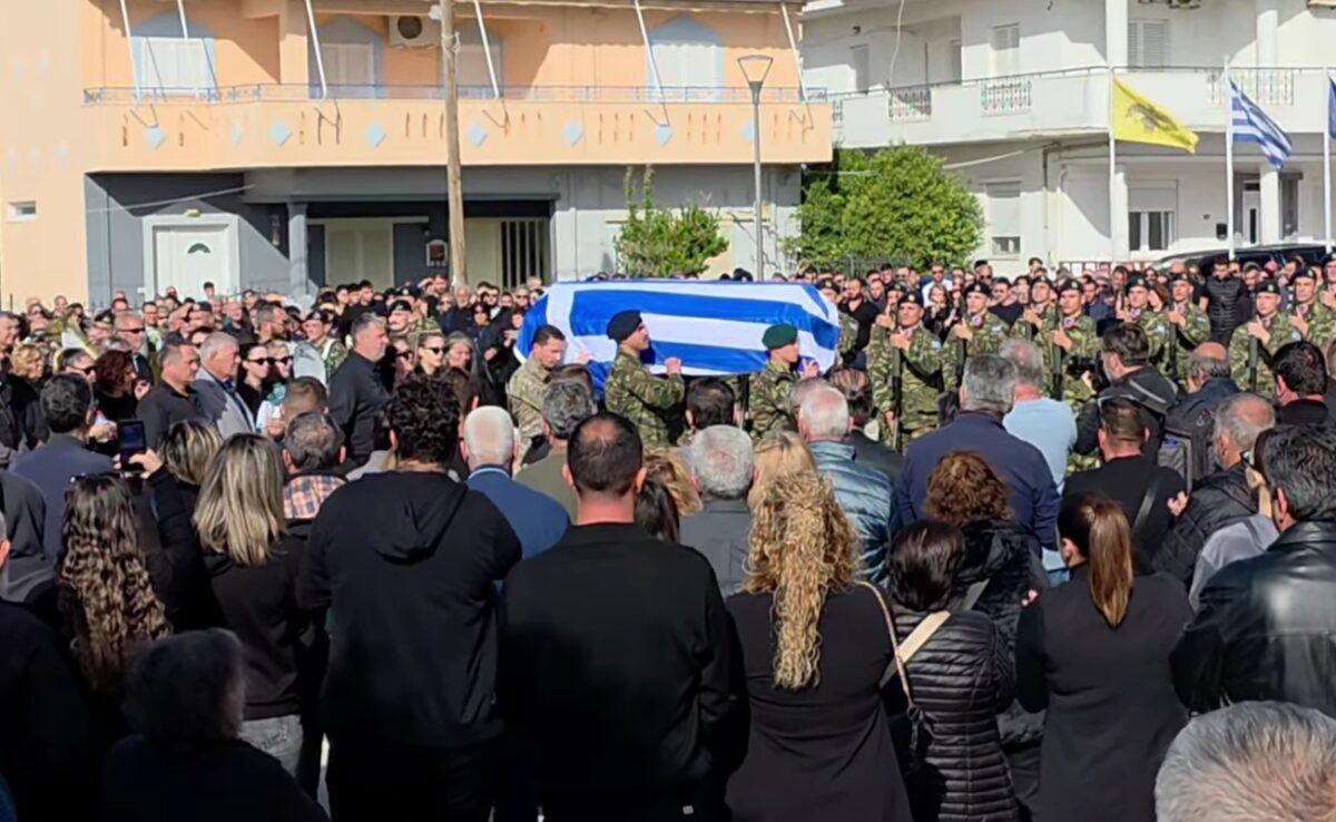 Τυλιγμένο με την ελληνική σημαία το φέρετρο του 19χρονου Ραφαήλ