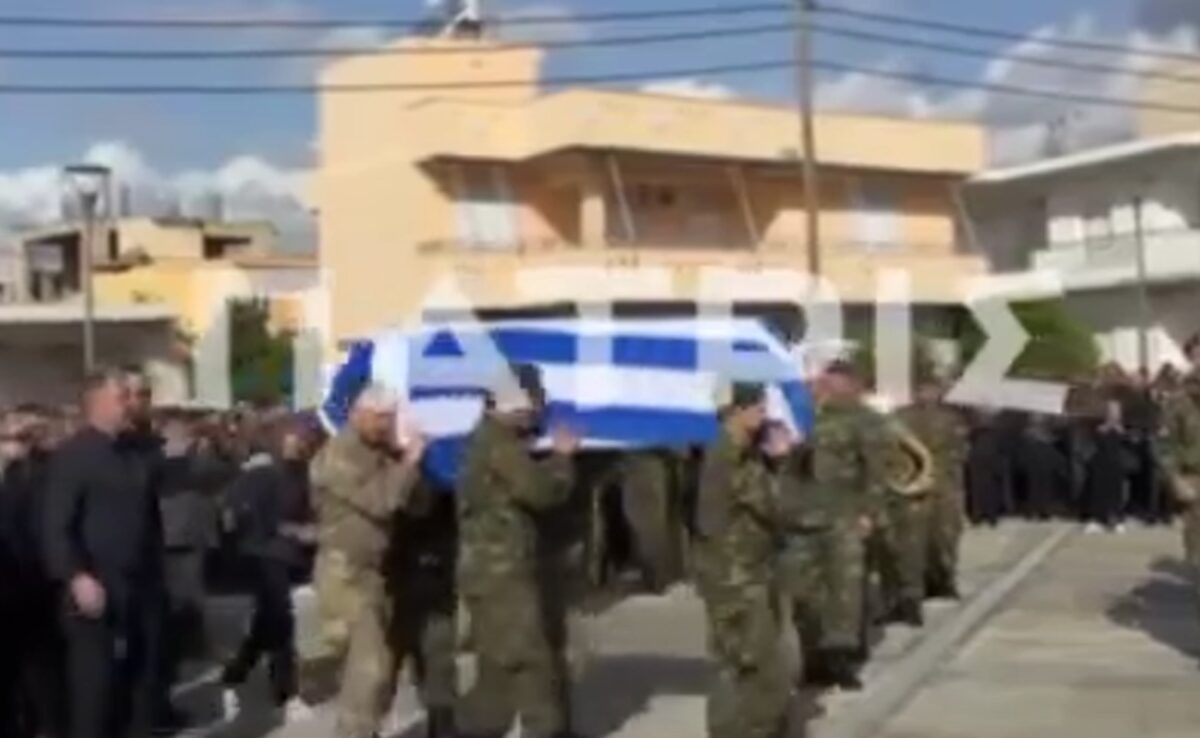 Οδύνη στην κηδεία του 19χρονου που σκοτώθηκε στη Ρόδο: Τον αποχαιρετούν με στρατιωτικό άγημα και λευκά τριαντάφυλλα