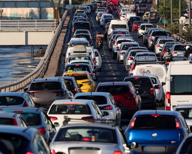 Κίνηση στους δρόμους: Χάος στον Κηφισό από τροχαίο στο ρεύμα προς Λαμία – Καθυστερήσεις σε Αττική Οδό και Αθηνών