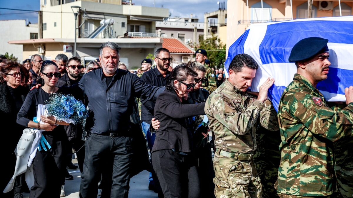 Η μητέρα του 19χρονου πίσω από το φέρετρο του παιδιού της