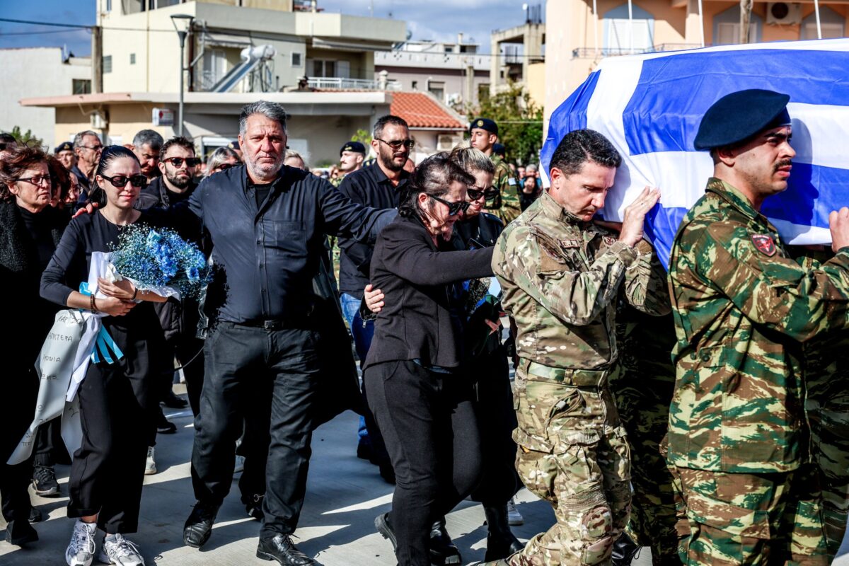 Η μητέρα του 19χρονου πίσω από το φέρετρο του παιδιού της