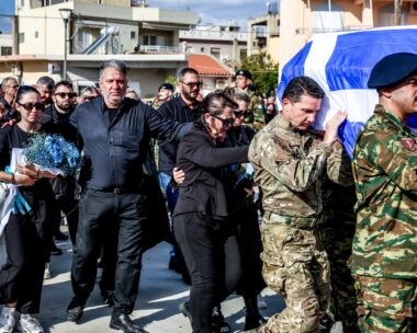 Η μητέρα του 19χρονου πίσω από το φέρετρο του παιδιού της