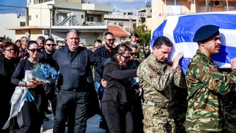 Η μητέρα του 19χρονου πίσω από το φέρετρο του παιδιού της