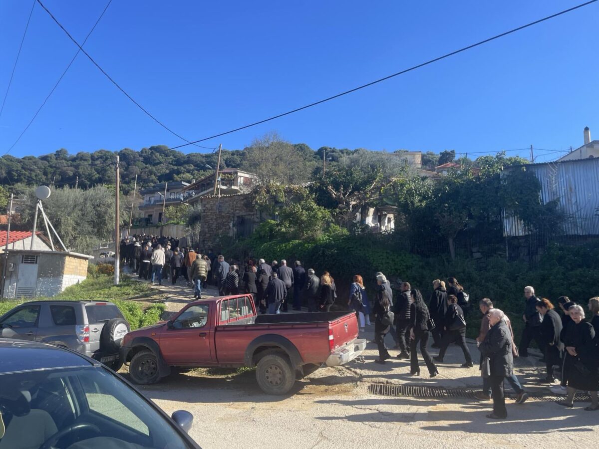 Αχαΐα: «Πού είσαι αγάπη μου;» – Αβάσταχτος ο πόνος της μητέρας του 4χρονου Ανδρέα που έπεσε μαζί με τον 25χρονο θείο του από ύψος 2 μέτρων