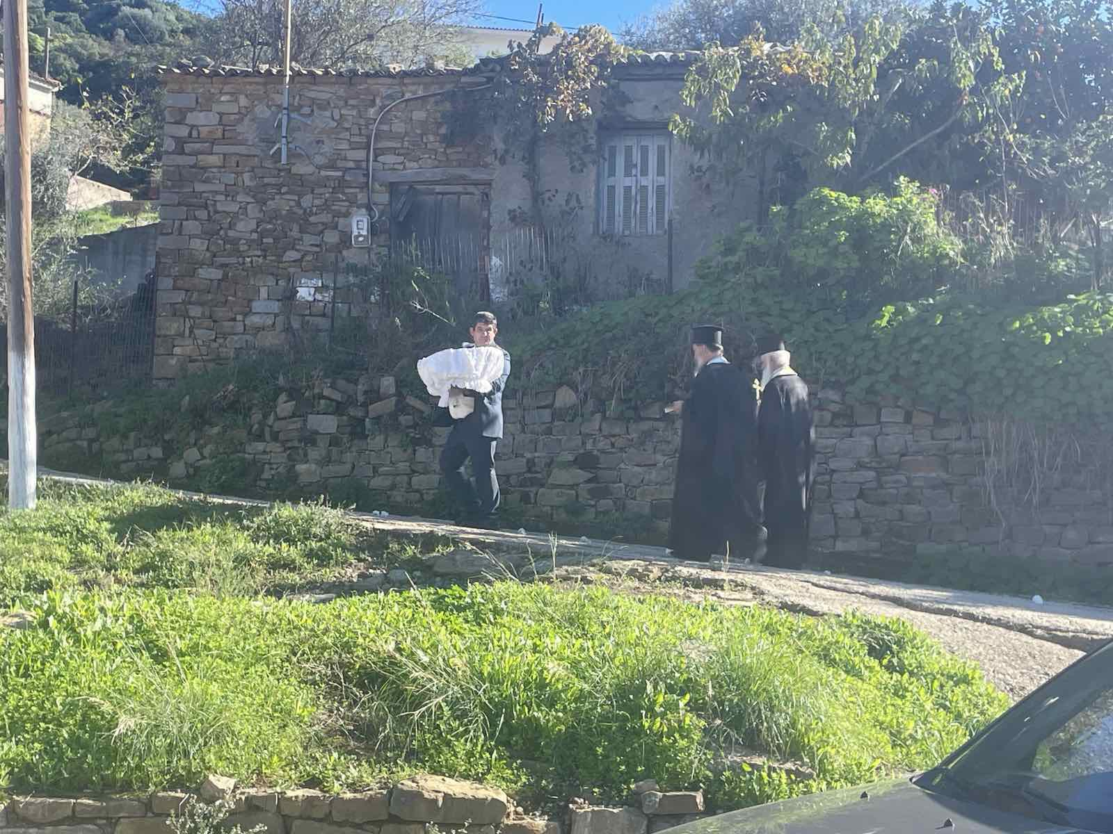 Έραναν με ροδοπέταλα λευκά το δρόμο από τον οποίο περνούσε το λευκό φέρετρο