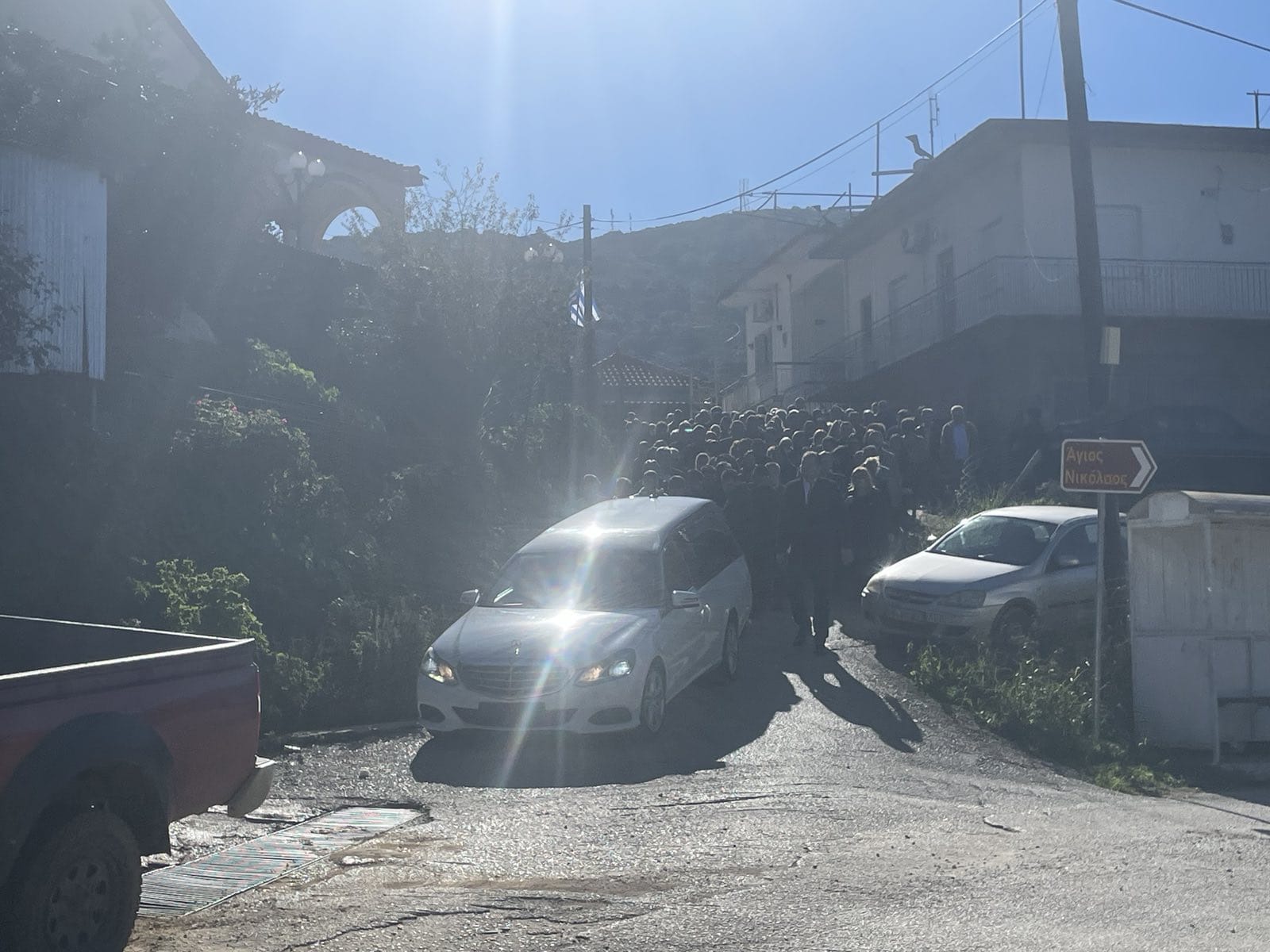 Με λευκή νεκροφόρα έφτασε η σορός του μικρού Ανδρέα στο χωριό