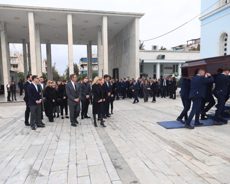 Κηδεία Πάνου Μαρινόπουλου: Συγγενείς και φίλοι αποχαιρέτησαν για τελευταία φορά τον επιχειρηματία