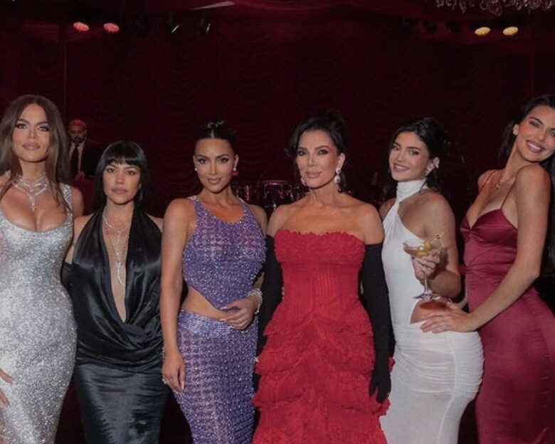 Κιμ Καρντάσιαν και Κρις Τζένερ εξαφάνισαν τις φωτογραφίες των Μέγκαν Μαρκλ και πρίγκιπα Χάρι από το πάρτι των 70ών γενεθλίων της με θέμα τον Τζέιμς Μποντ