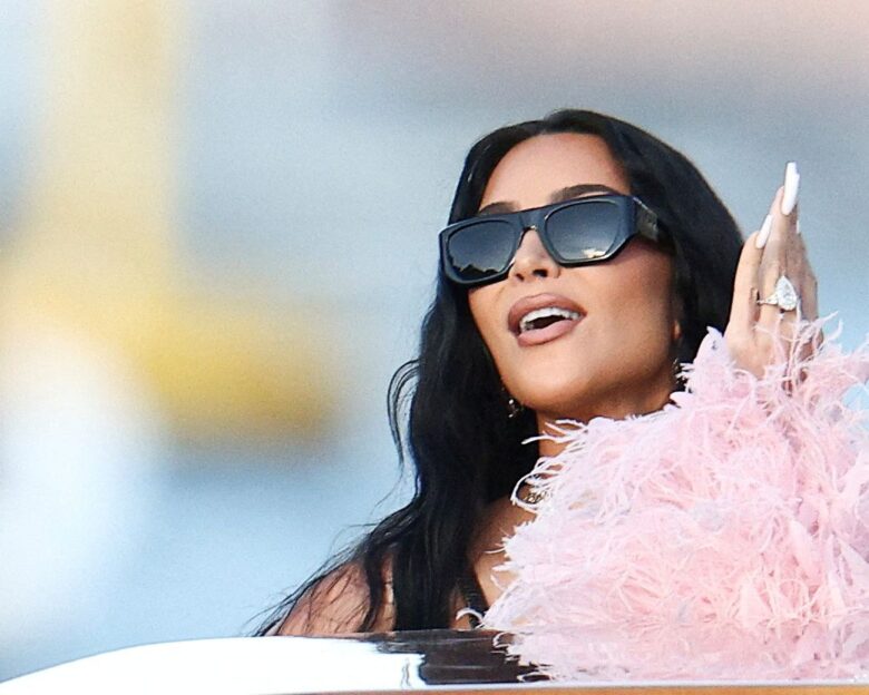 Η Κιμ Καρντάσιαν κόπηκε στις εξετάσεις του δικηγορικού συλλόγου και τα έβαλε με τα μέντιουμ