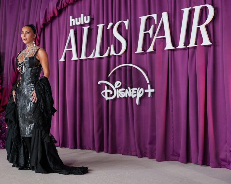 «All’s Fair»: Η νέα σειρά στην οποία πρωταγωνιστεί η Κιμ Καρντάσιαν χαρακτηρίστηκε ως «η χειρότερη όλων των εποχών»