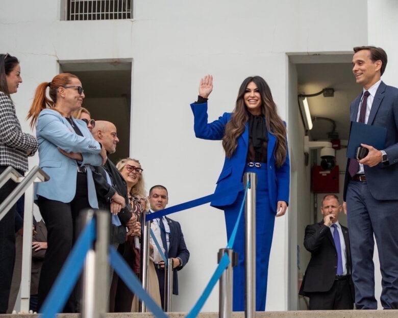 Η Κίμπερλι Γκίλφοϊλ σε συνάντηση με την ομάδα της Αμερικανικής Αποστολής στην Ελλάδα – Την Τρίτη θα συναντηθεί με Τασούλα και Γεραπετρίτη