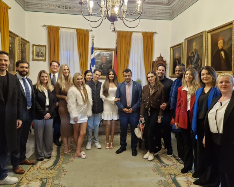 Η Κίμπερλι Γκιλφόιλ έλαβε τιμητικό μετάλλιο από την Δήμο Ύδρας – Παρών και ο Κωνσταντίνος Αργυρός