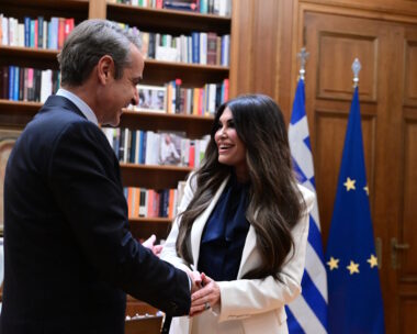 Η Kimberly Guilfoyle με τον πρωθυπουργό, Κυριάκο Μητσοτάκη κατά την πρώτη επίσκεψη της Αμερικανίδας πρέσβη στο Μέγαρο Μαξίμου