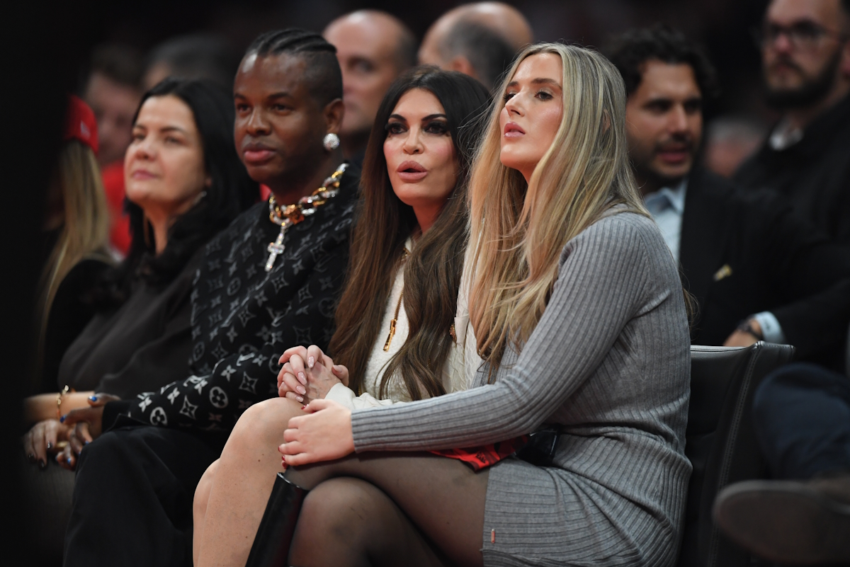 Η Κίμπερλι Γκιλφόιλ με τη συντροφιά της παρακολουθούν το παιχνίδι Ολυμπιακός - Ζαλγκίρις για την Euroleague 