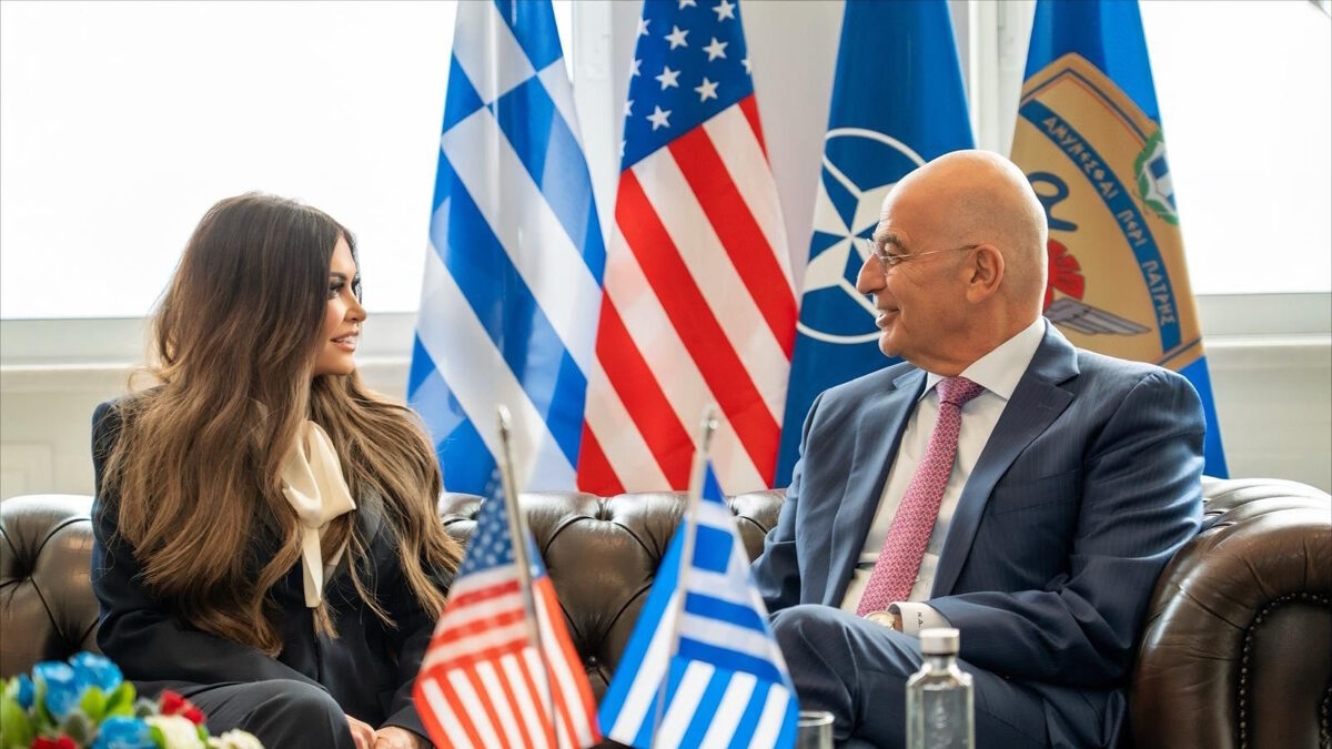 Η Κίμπερλι Γκιλφόιλ με τον Νίκο Δένδια