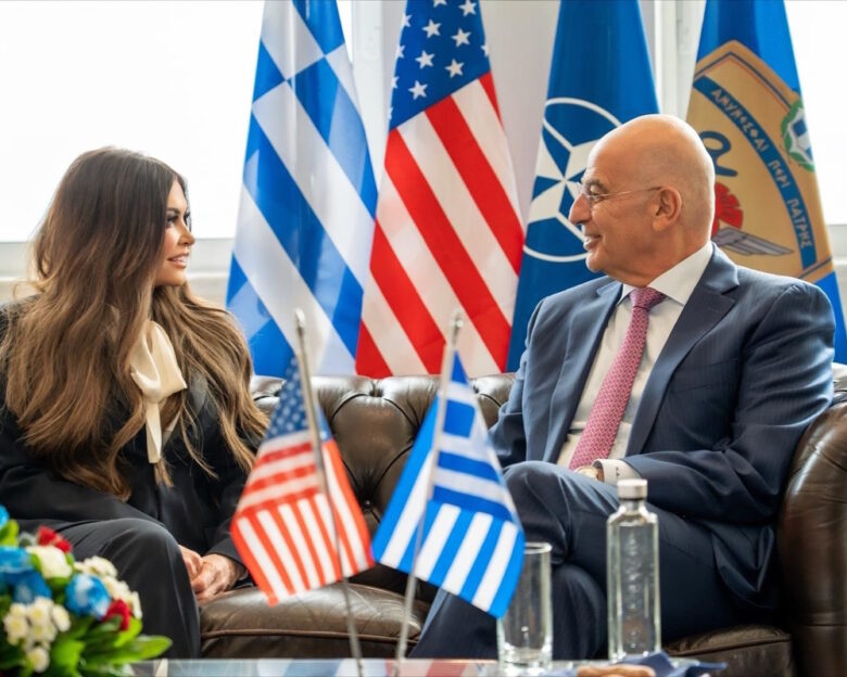 Η Κίμπερλι Γκιλφόιλ στη συνάντηση της με τον Νίκο Δένδια: «Να συνηθίσετε να με βλέπετε συχνά»