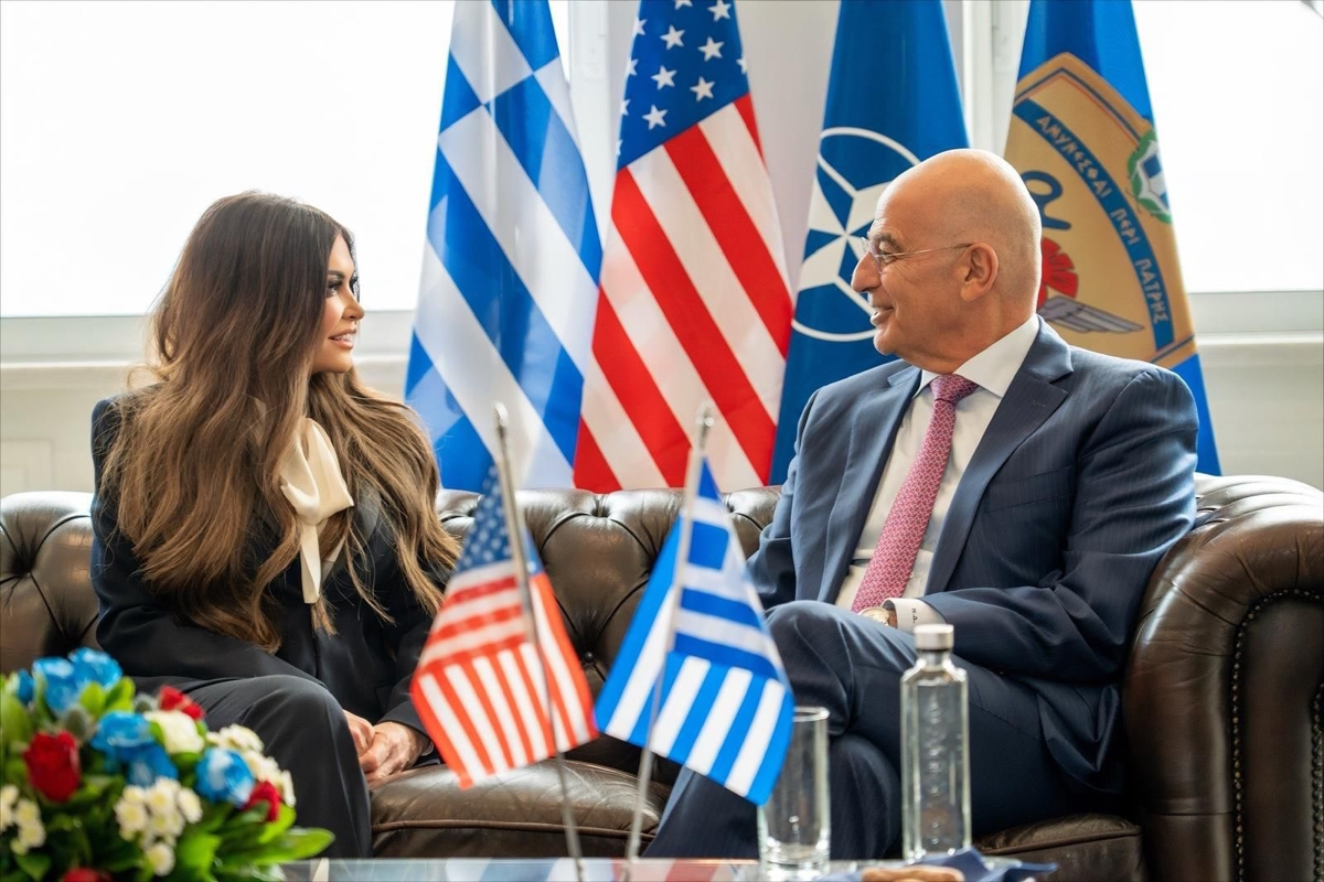 Η Κίμπερλι Γκιλφόιλ με τον Νίκο Δένδια