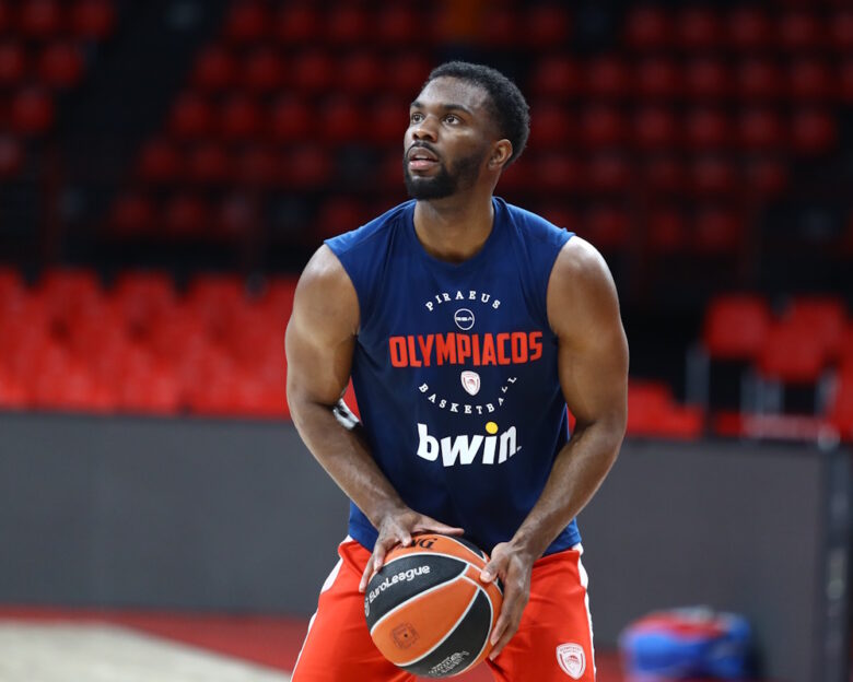 Ο Κίναν Έβανς του Ολυμπιακού ξεκαρδίστηκε με AI video που τον εμφανίζει ως αιώνιο τραυματία