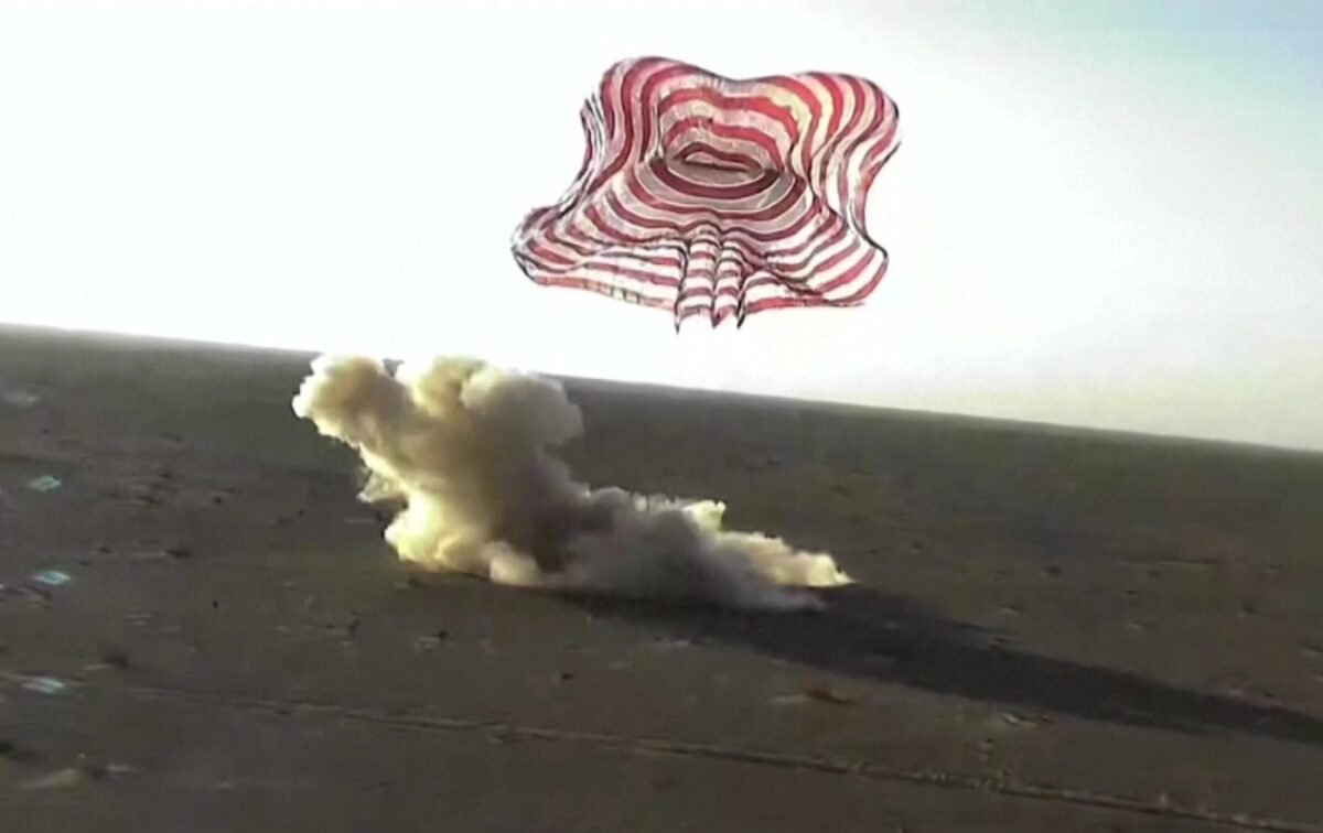 Η κάψουλα προσγειώνεται