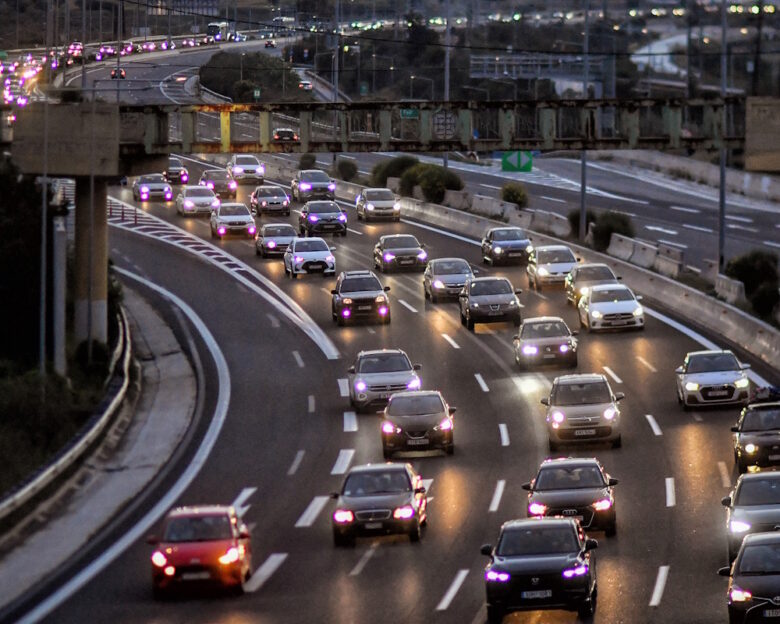 Κίνηση στους δρόμους: «Παρέλυσε» όλη η Αττική λόγω της στάσης εργασίας στα ΜΜΜ – «Στο κόκκινο» Κηφισός, κέντρο και Κηφισίας