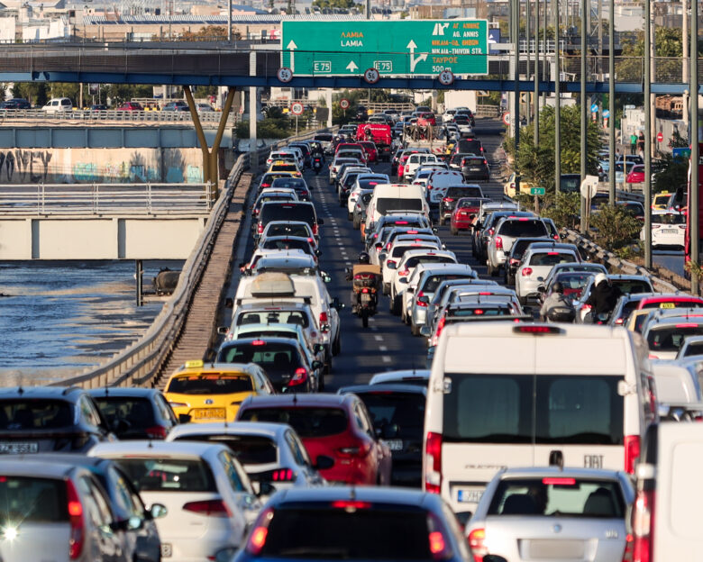 Κίνηση στους δρόμους: Στο κόκκινο Κηφισός, Κηφισίας, Κατεχάκη και Λεωφόρος Αθηνών – Μποτιλιάρισμα στην Αττική Οδό