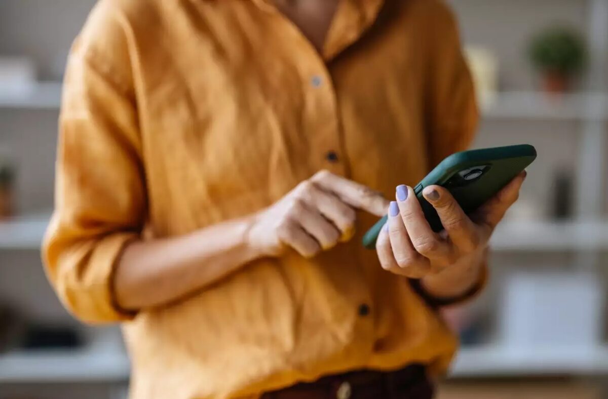 Γυναίκα κρατά κινητό