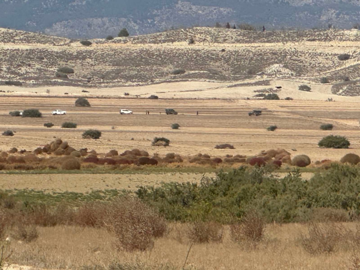 Στρατιωτικά οχήματα μέσα σε χωράφια