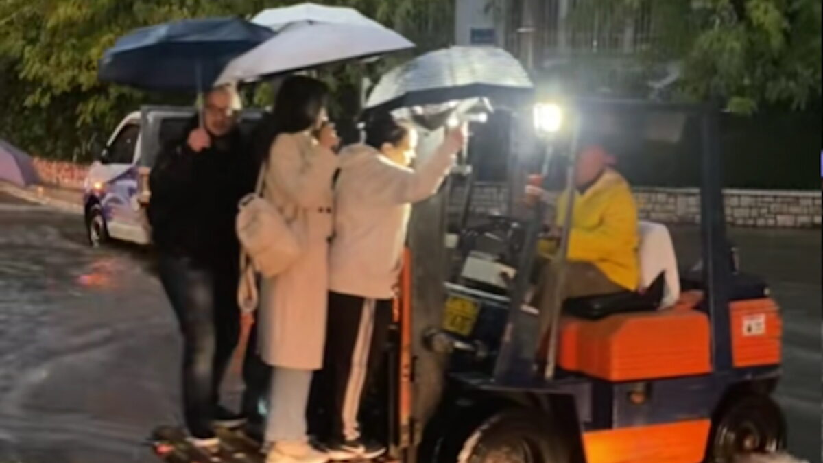 Πολίτες μεταφέρονται με κλαρκ λόγω της κακοκαιρίας