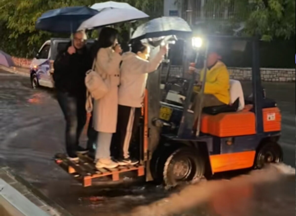 Πολίτες μεταφέρονται με κλαρκ λόγω της κακοκαιρίας