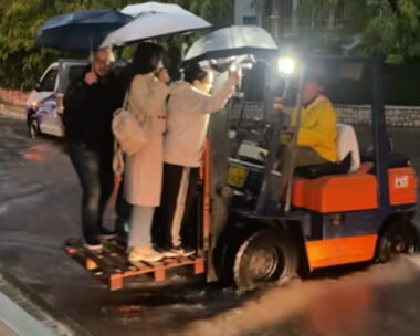 Πολίτες μεταφέρονται με κλαρκ λόγω της κακοκαιρίας