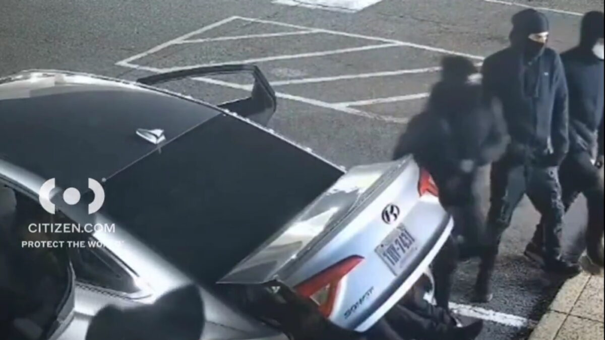 Οι κλέφτες αποβιβάζονται από το αυτοκίνητο