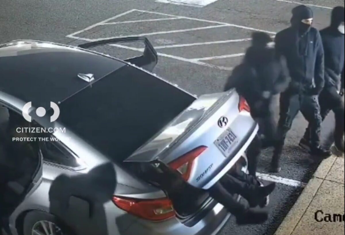 Οι κλέφτες αποβιβάζονται από το αυτοκίνητο