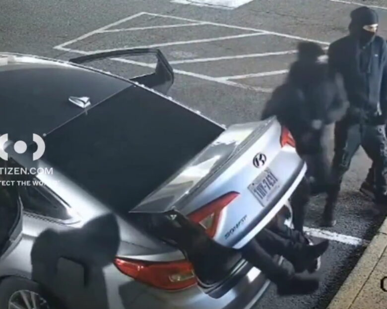 Βιρτζίνια: Οι 9 μασκοφόροι κλέφτες που βγήκαν από ένα αυτοκίνητο για να χτυπήσουν εμπορικό κέντρο – Πώς χώρεσαν όλοι