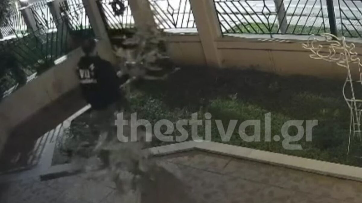 Άνδρας σε αυλή