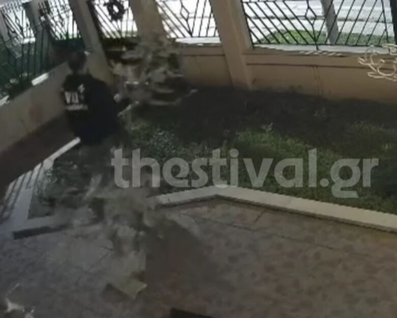 Θεσσαλονίκη: Γκαφατζής κλέφτης αρπάζει χριστουγεννιάτικα στολίδια από αυλές σπιτιών