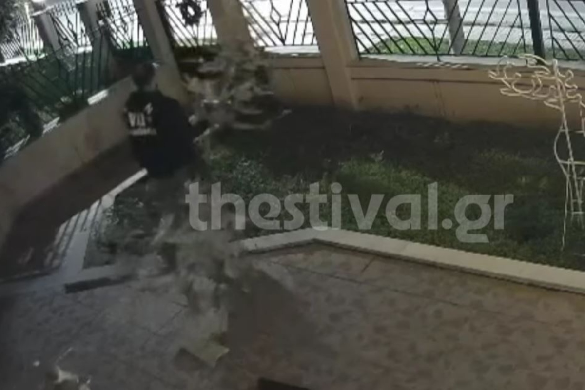 Άνδρας σε αυλή