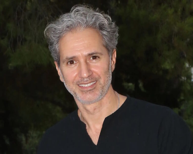 Δημήτρης Κόκοτας: «Δυστυχώς βρισκόμαστε αρκετά μακριά από το εξιτήριο» λέει η σύζυγος του τραγουδιστή