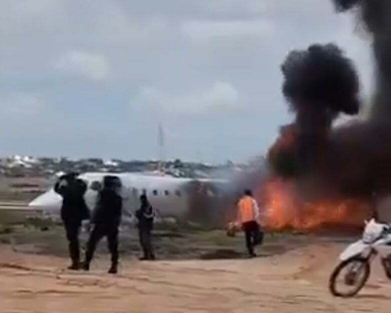 Κονγκό: Τυλίχτηκε στις φλόγες το αεροπλάνο του υπουργού Ορυχείων – Βγήκε εκτός διαδρόμου προσγείωσης