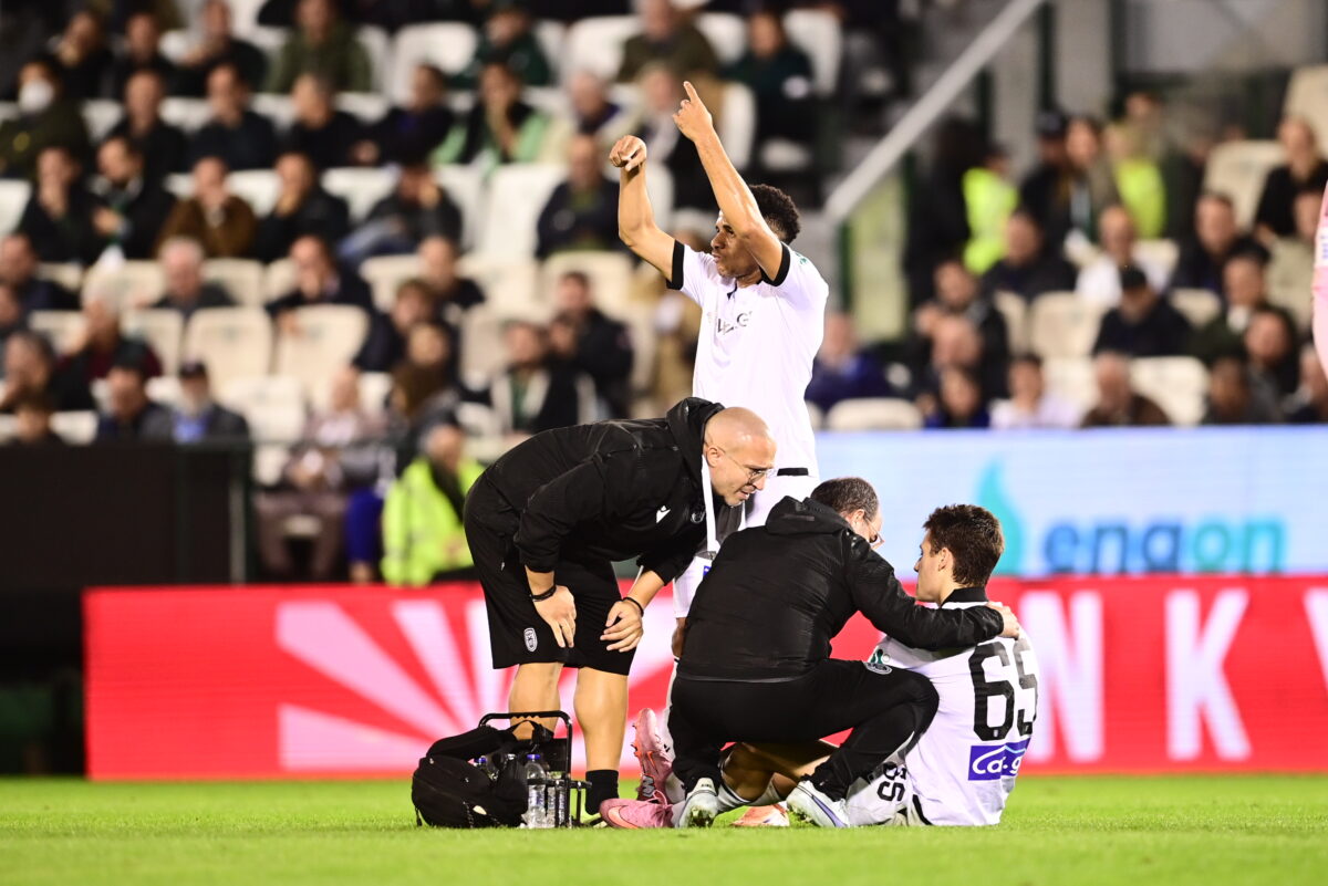 ΠΑΟΚ: Ο Γιάννης Κωνσταντέλιας αποχώρησε με πρόβλημα στον οπίσθιο μηριαίο από το ντέρμπι της Λεωφόρου