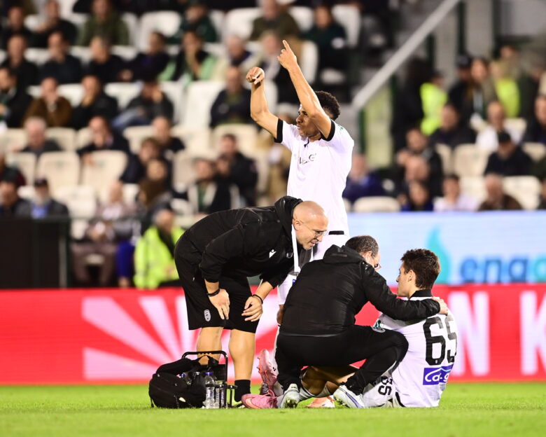 ΠΑΟΚ: Ο Γιάννης Κωνσταντέλιας αποχώρησε με πρόβλημα στον οπίσθιο μηριαίο από το ντέρμπι της Λεωφόρου