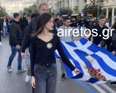 Η κόρη της Φώφης Γεννηματά κρατώντας με το αριστερό της χέρι την αιματοβαμμένη σημαία του Πολυτεχνείου