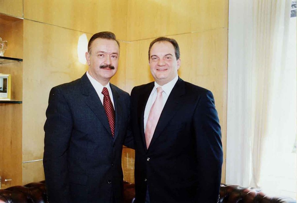 Ο Κώστας Καραμανλής με τον Δημήτρη Σταμάτη σε συνάντησή τους λίγο πριν από τις βουλευτικές εκλογές της 7ης Μαρτίου 2004