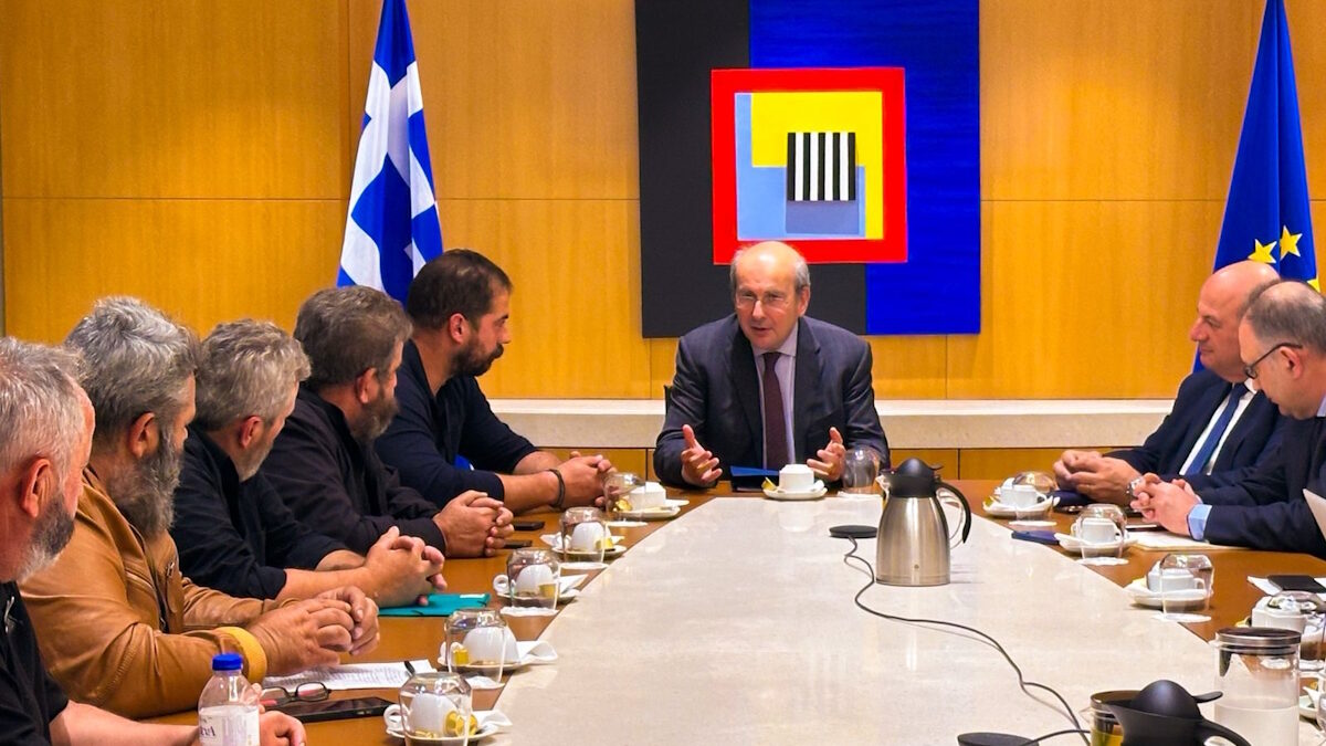 Ο αντιπρόεδρος της κυβέρνησης, Κωστής Χατζηδάκης και ο υπουργός Αγροτικής Ανάπτυξης & Τροφίμων, Κώστας Τσιάρας σε συνάντηση με κτηνοτρόφους