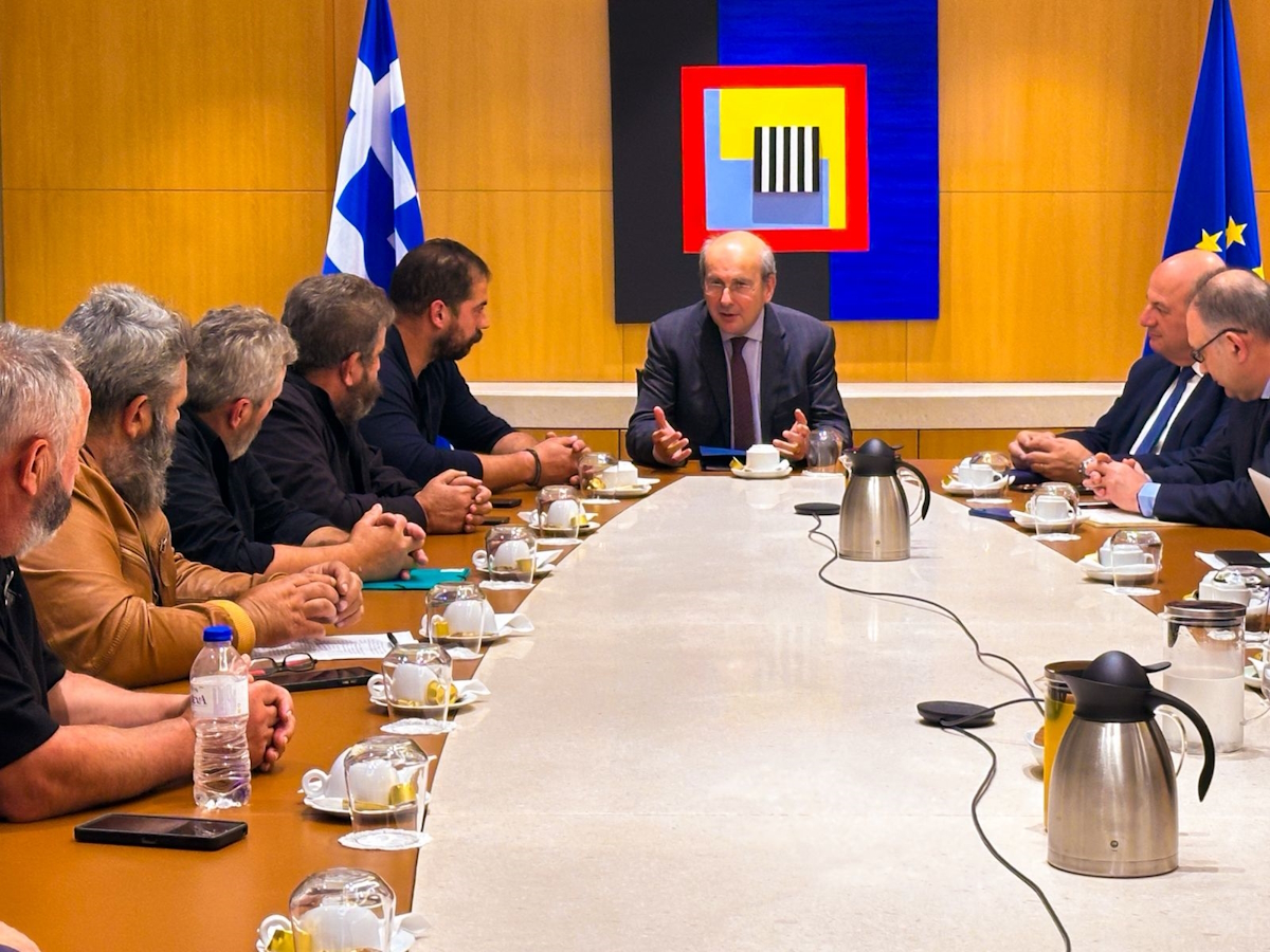 Ο αντιπρόεδρος της κυβέρνησης, Κωστής Χατζηδάκης και ο υπουργός Αγροτικής Ανάπτυξης & Τροφίμων, Κώστας Τσιάρας σε συνάντηση με κτηνοτρόφους