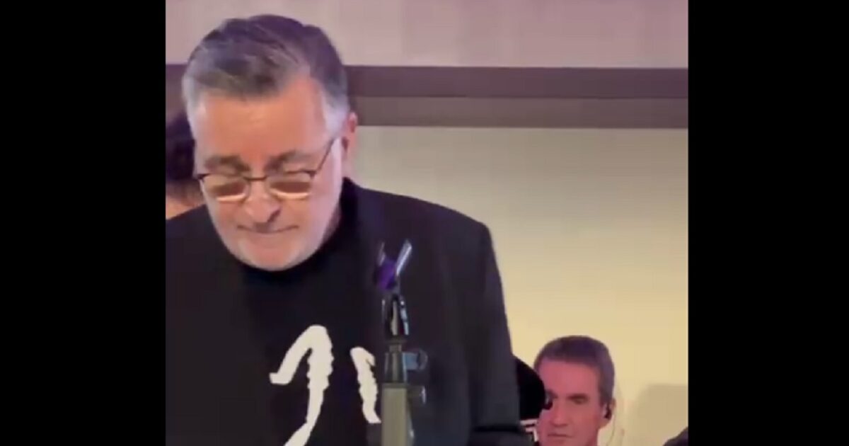 George Kouvaras sings Toli Voskopoulos with Andreas Loverdos on drums – Watch video