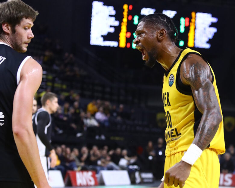 Τρομερό κάρφωμα από Κρις Σίλβα στο ΑΕΚ – Ρίγα: «Βρήκαμε το κάρφωμα της σεζόν» σχολίασε το BCL