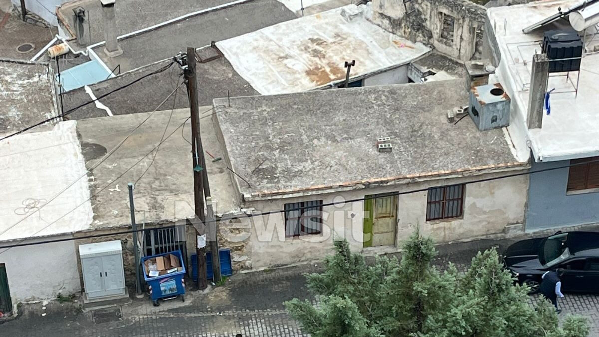 Αστυνομικοί στο χωριό Βορίζια Ηρακλείου μετά το μακελειό